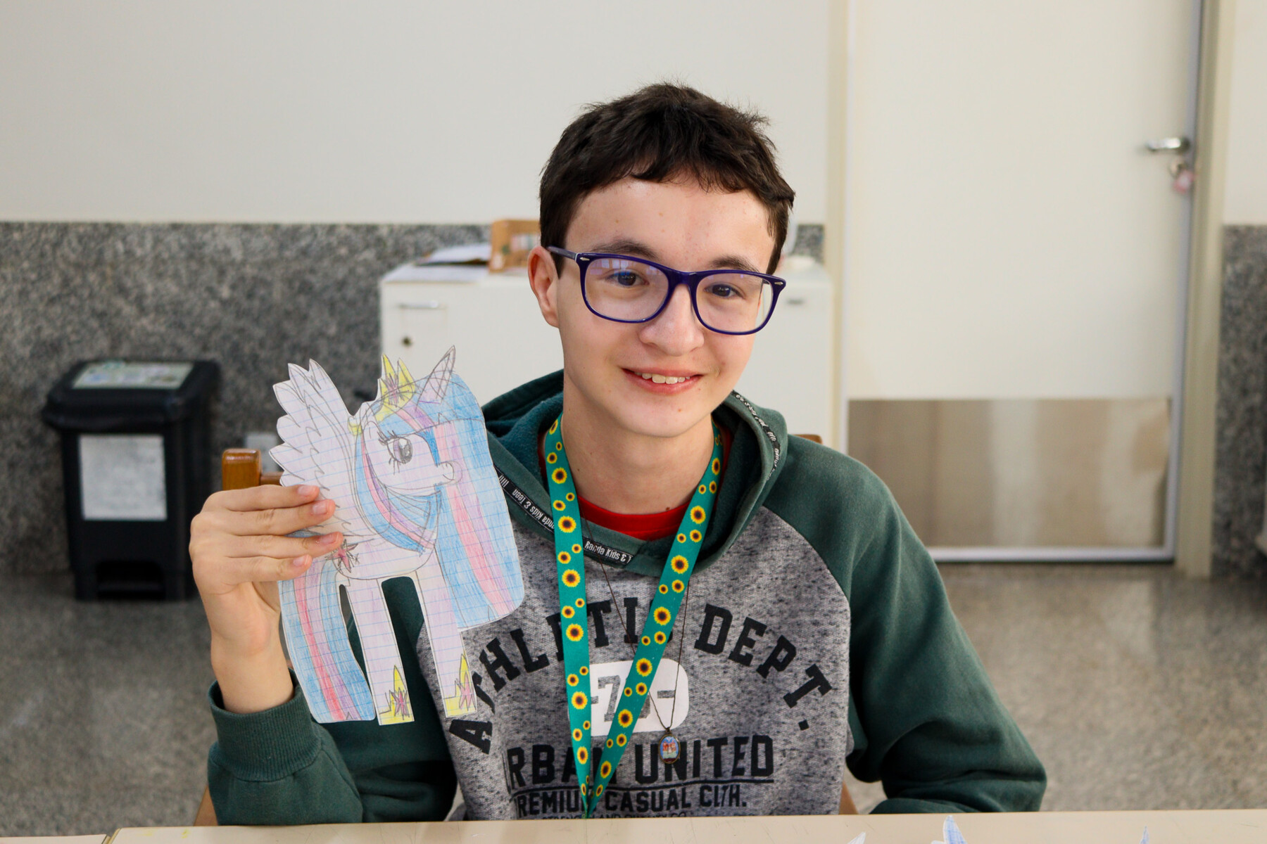 Paciente João Carlos Lima mostra um de seus desenhos produzidos durante as aulas de arterapia no Crer.jpg